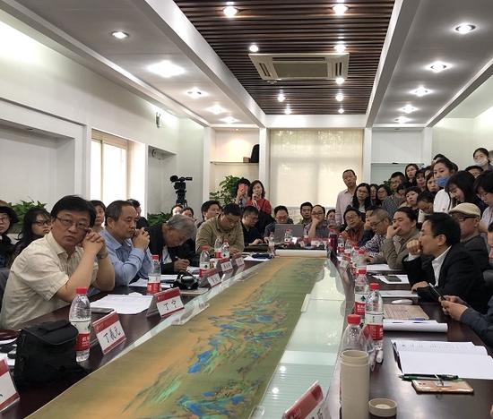 2018年北京大学人文论坛《千里江山图》研讨会现场,桌上为《千里江山图》高仿品