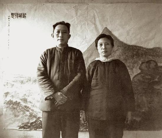 1960年3月,傅抱石夫妇合影于刚完成的《韶峰耸翠》前