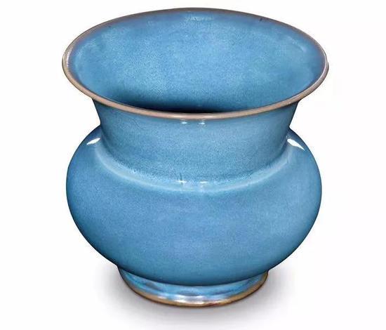 明初钧窑天青釉花盆 高: 18.5 cm 口径: 20 cm 底刻:“六”字(已磨)、“建福宫凝晖堂用”