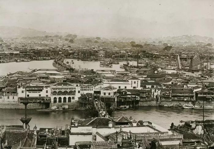 1910年左右烟台山上拍摄福州城全景-中景为中洲岛及闽江两岸商贾繁荣景象-远景为台江苍霞及沿岸码头景象 图片提供:池志海