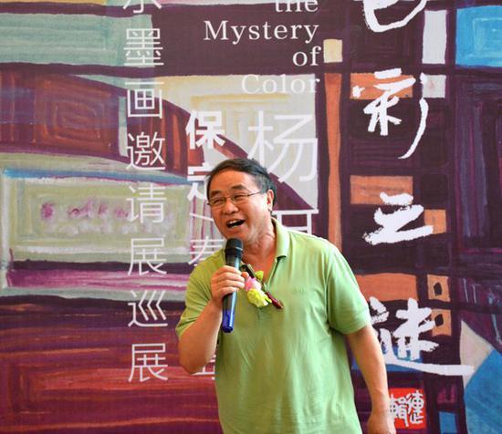 画家、河北省美术研究所所长张静伯先生宣布展览开幕