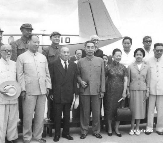 1965年7月20日,曾任“国民政府代总统”的李宗仁和夫人郭德洁从美国回到北京,周恩来总理到机场欢迎。