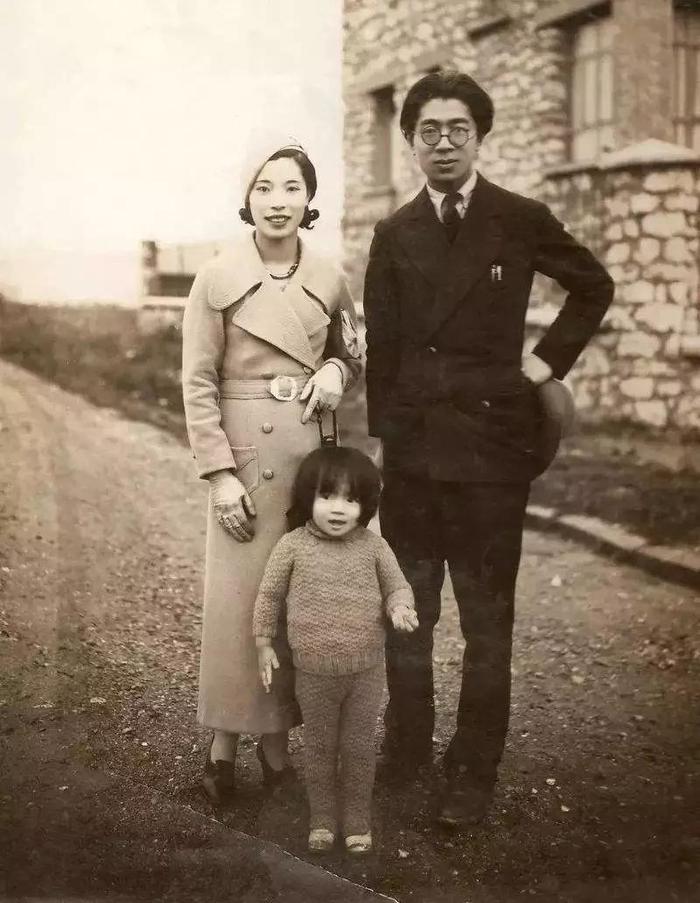 1933年常沙娜与父母在法国巴黎的合影
