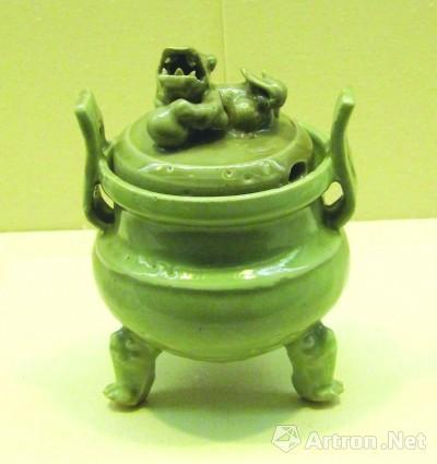 图12龙泉窑狮钮盖炉(出自新安海底沉船)(本篇用图均为作者参观所摄)