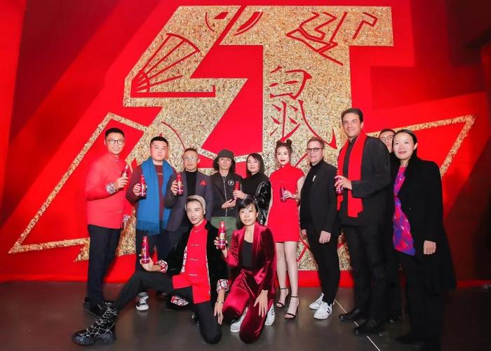 出席嘉宾合影:百威亚太区市场副总裁车祁,艺术家高露迪,艺术家何为,艺术家组合Noise Temple,演员苏青,UCCA尤伦斯当代艺术中心馆长兼CEO田霏宇,百威中国区总裁福瑞德,UCCA尤伦斯当代艺术中心副馆长尤洋,UCCA尤伦斯当代艺术中心COO朱玮琦,多栖时装创意人江南BoyNam,百威资深品牌总监Vicky Ma。