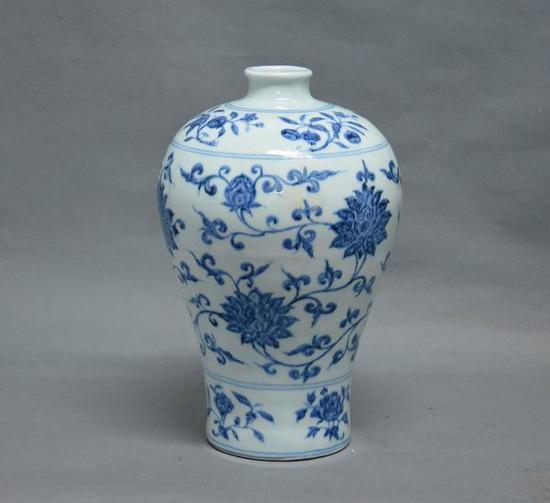 青花缠枝花纹梅瓶 明(1368-1644) 江西省博物馆藏