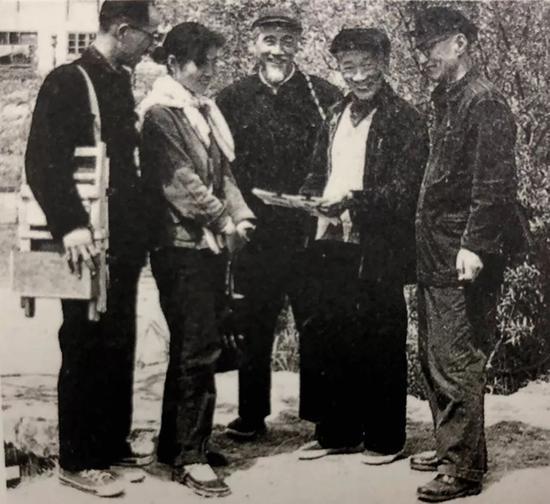 約50年代,林风眠(右二)与关良在上海郊外写生
