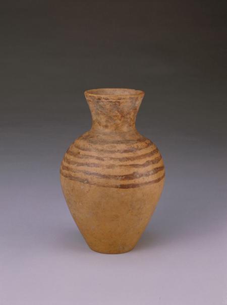 彩陶弦纹瓶,口径8cm,足径6.5cm,高21.5cm。