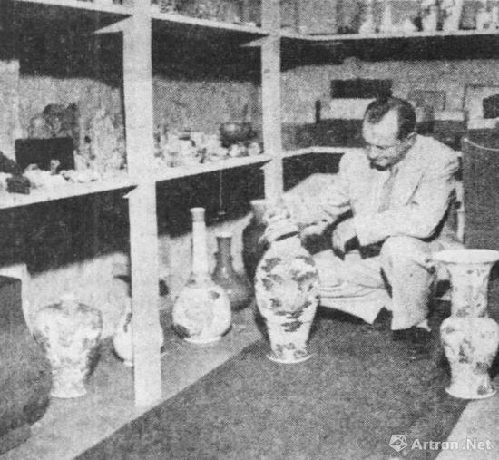 史蒂芬 -琼肯三世与其收藏合照,刊于《芝加哥论坛报》,1952年9月7日