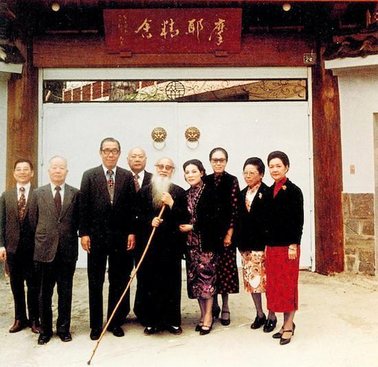 张大千、徐雯波夫妇与孙云生(左三)等友人摄于台北摩耶精舍