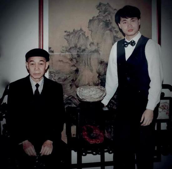 ▲郑尧先生及郑俊民先生,摄于1995年