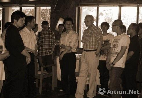 2011年,方闻与浙江大学艺术学院师生在一起