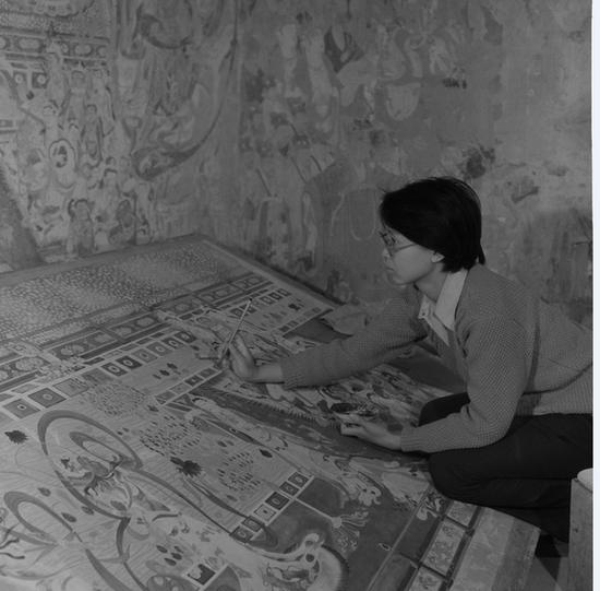 敦煌研究院职工娄婕同志在第220窟临摹壁画,1986年