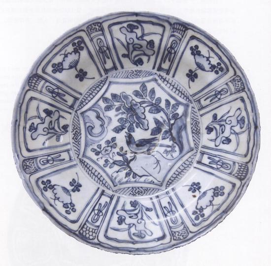青花八开光花鸟纹盘 明(1368—1644)江西省博物馆藏