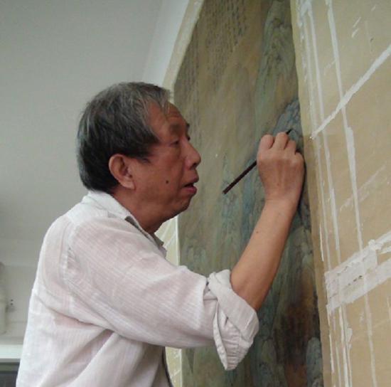 书画修复专家冯鹏生修复书画中。(采访对象提供)