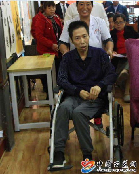 (这就是从病床上赶到捐助现场的肖兵)