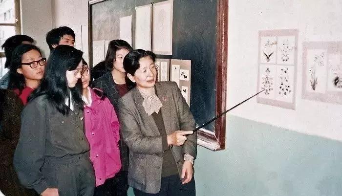 常沙娜给中央工艺美院染织系学生上课