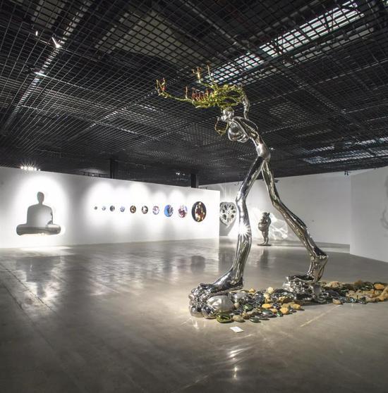 陈文令 《行走的人》 390x150x260cm 综合材质 2017年