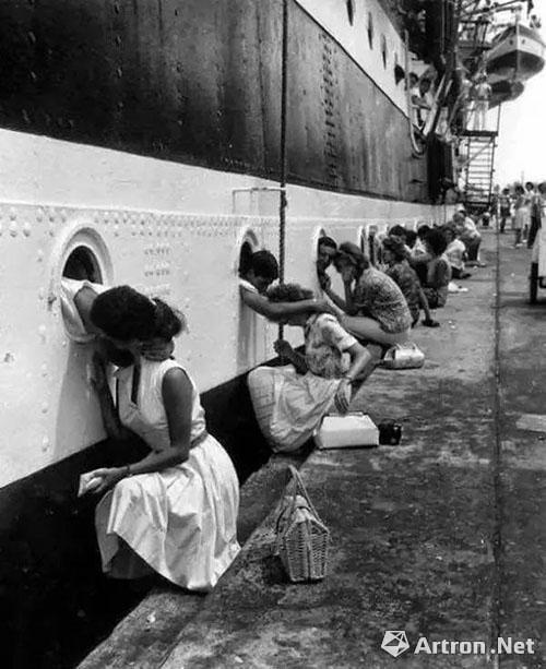 战争总是伤感的,但也有温情的一面,二战士兵临别前的集体之吻 1940 年
