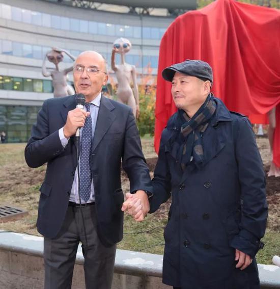 都灵大学校长詹马尼亚。阿贾尼(Gianmaria Ajani)牵着傅榆翔的手在开幕式上向到场来宾们作介绍