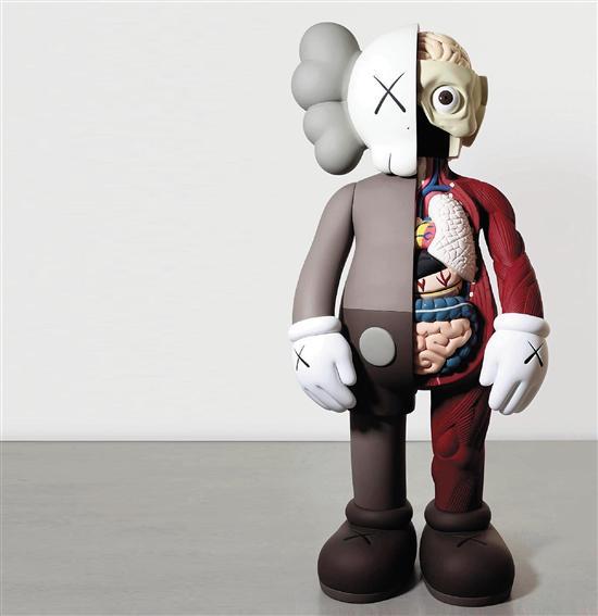 考斯(KAWS) 同伴 玻璃纤维及颜料 装置艺术 243.8×121.9×91.4cm