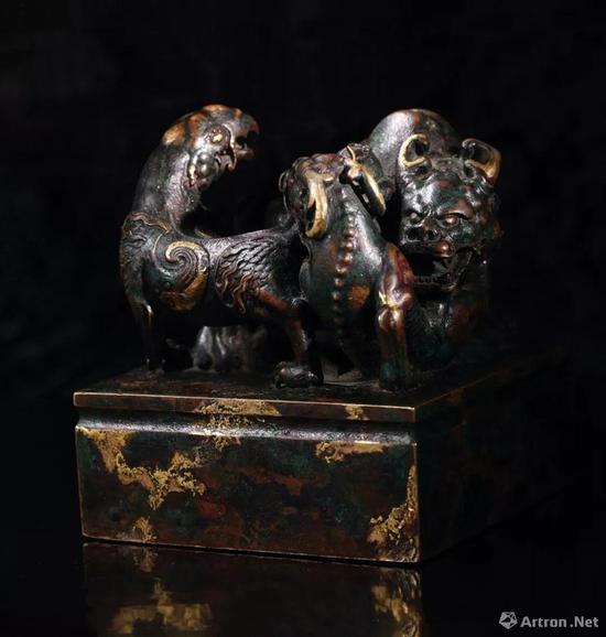 乾隆三年(1738年)制 铜点金异兽钮 乾隆御览之宝 宝玺