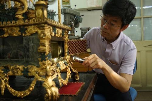 资料图:《我在故宫修文物》中的王津。视频截图