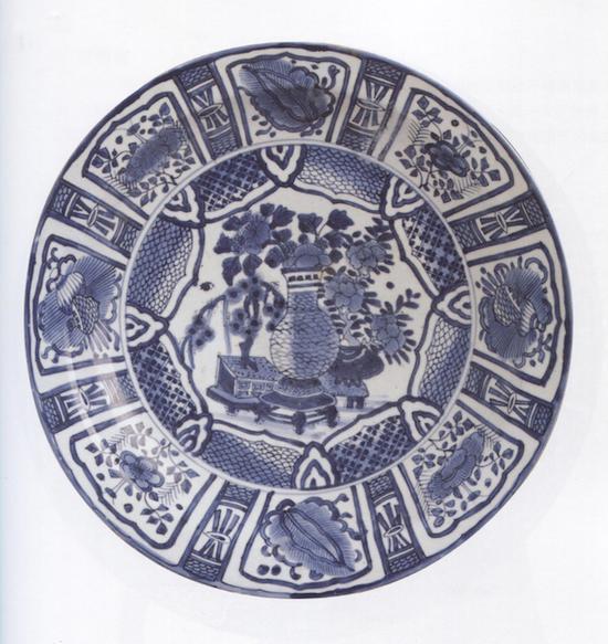 青花芙蓉手花盆纹盘,1660-1680日本有田窑 大阪市立东洋陶瓷美术馆藏