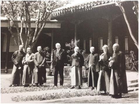 图12.1938年,周肇祥(右三)与张大千(左二)等名流在北平故宫合影(左起:于非闇、张大千、黄宾虹、福开森、钱桐、周肇祥、徐世昌、江朝宗)