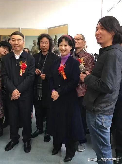 长治市宣传部长孙刘琳(前排中),长子县委书记李国强(前排左)观王彦晔(前排右一)的作品《放下》