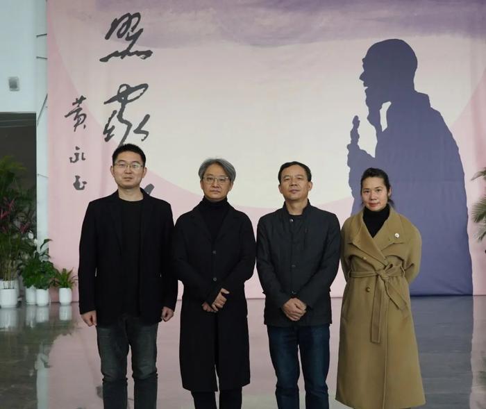 吴洪亮院长与湖南美术馆馆长田绍登(右二)、副馆长周玲子(右一)、副馆长王恩(左一)合影。