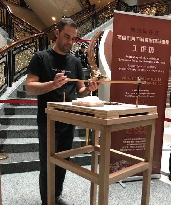 季米特里斯•基尔基斯在打造雕像