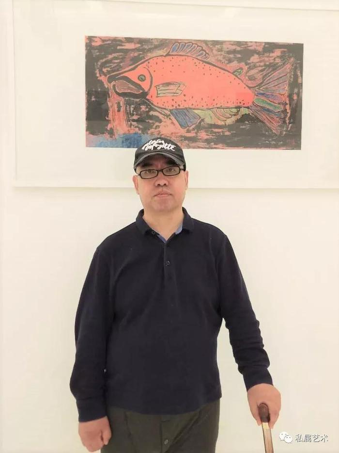 曹喜蛙在李铁军当代艺术展现场 (拍摄 徐秋明)
