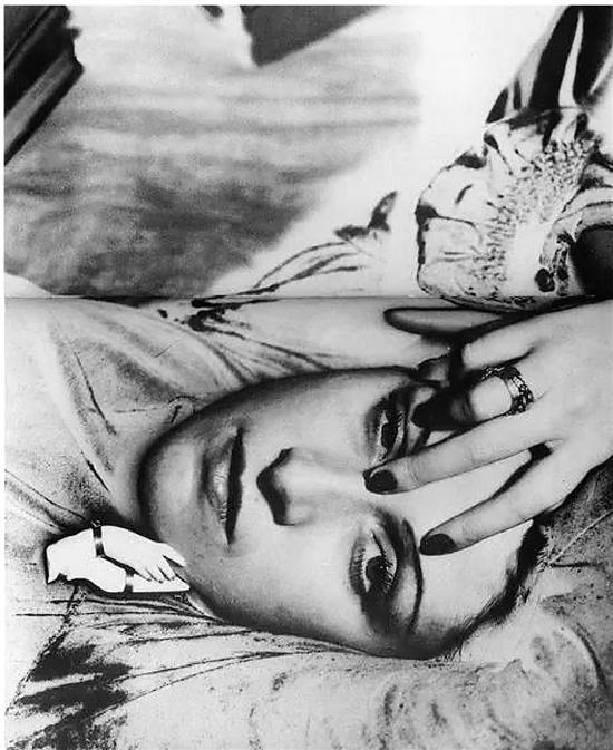 美国现代主义艺术家曼·雷(Man Ray)所拍摄的朵拉·玛尔