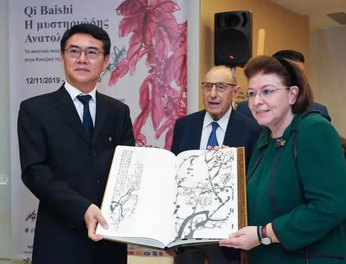 北京画院党委书记刘宝华先生向希腊共和国文化和体育部部长莉娜•门佐尼女士捐赠《北京画院藏齐白石全集》