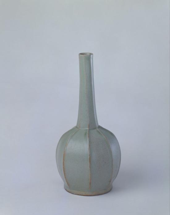 越窑青釉八棱瓶,高21.7cm,口径2.3cm,足径7.9cm。