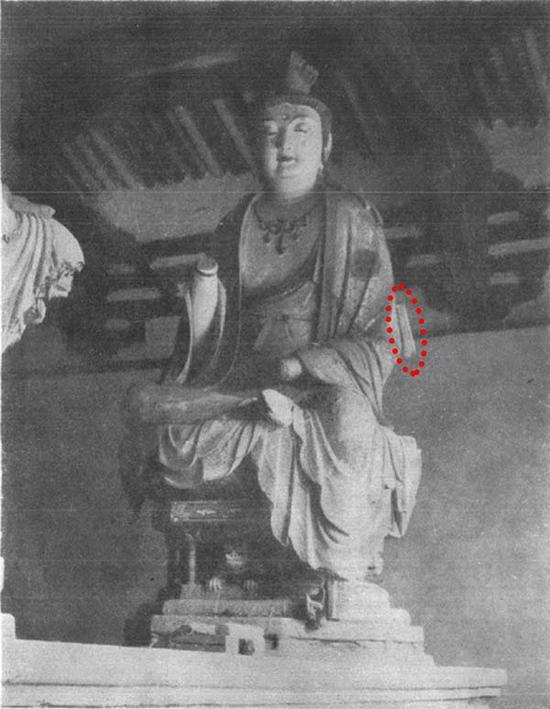 图2:1963年文殊菩萨左臂残留的系带 (1963年第10期《文物》杂志图)