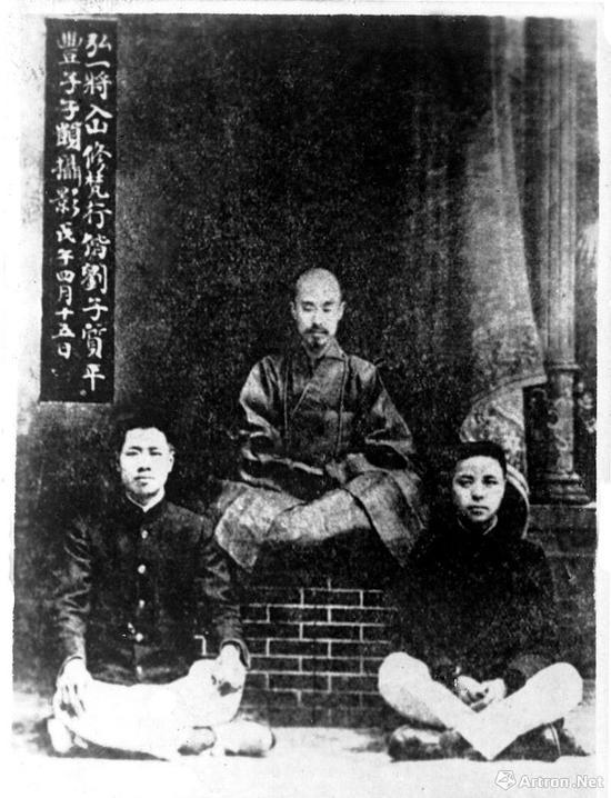 1918年,弘一将入山修梵行携弟子刘质平、丰子恺(右)合影