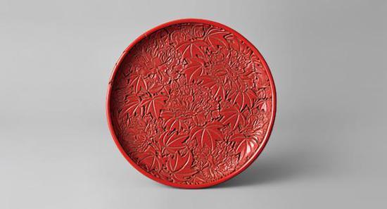 牡丹漆雕木盘,中国明代,16世纪©根津美术馆