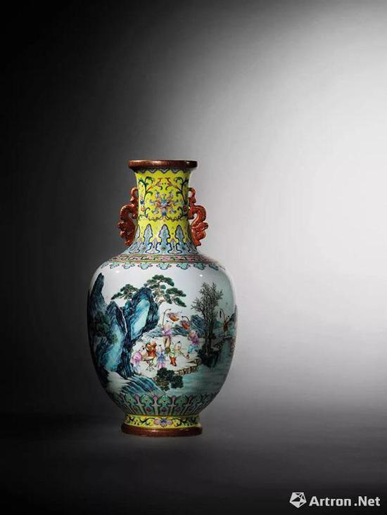清乾隆 瓷胎洋彩黄地锦上添花莲纹长春百子图双龙耳瓶 矾红六字篆书款 高 38.8 cm。 估价:港元 50,000,000 - 80,000,000 成交价:6647.5万港币