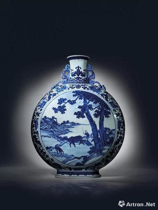 清乾隆 青花春耕图双福如意耳大抱月瓶 六字篆书款 高 59 cm。 估价:港元 60,000,000 - 80,000,000 成交价:6985万港币