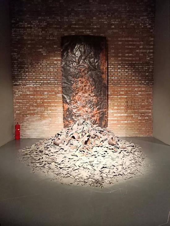 展招举 《丘与虚》 材质陶铜 200×150×300cm 2018