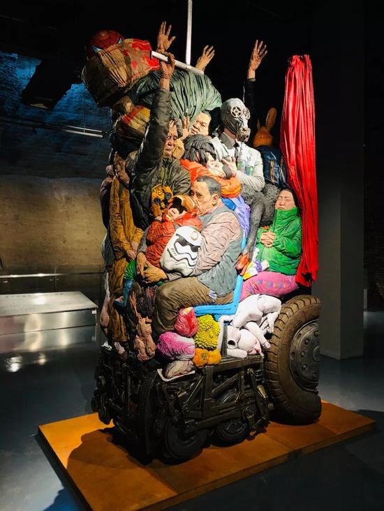 柳青《无人售票》 材质树脂着色 120×140×350cm 2018