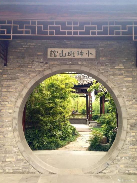 小玲珑山馆位于今扬州东关街,是马氏兄弟的藏书楼,藏书多达10余万卷,匾额上的“小玲珑山馆”五个字为郑板桥所题,与马氏兄弟交好的文人们经常在此雅集