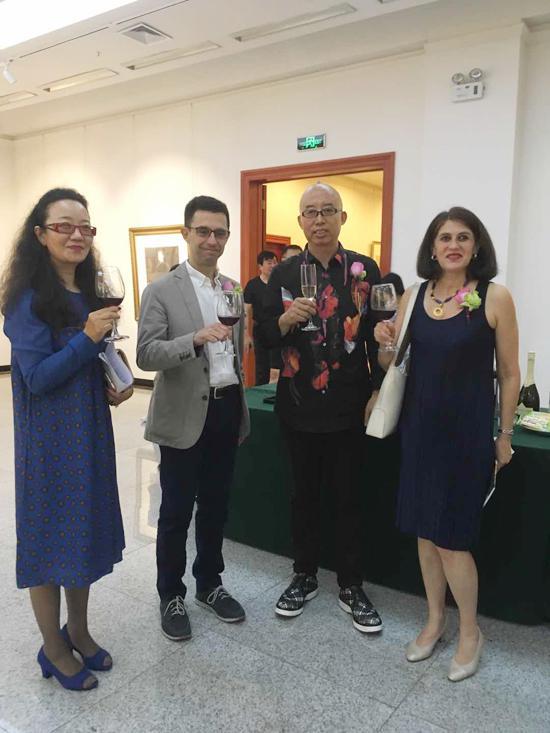 左起:华中美术馆白杰、西班牙王国驻中国大使馆大使侯塞路易斯(Jose Luis GarciaGalan)先生、艺术家杨佴旻、西班牙王国驻中国大使馆文化参赞格罗丽亚(Gloria Minguez)女士 开幕式现场