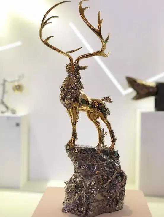 陈金庆《无住生香系列——玄鹿牧风云》不锈钢•24K金 72 x 35 x 25cm