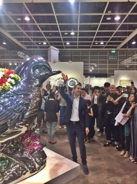 杰夫·昆斯在最近举行的香港巴塞尔艺博会上。图片:by Eileen Kinsella