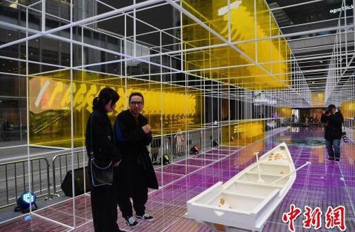 与此同时,成都国际金融中心还新创作了一座时光走廊艺术装置,吸引市民。 张浪 摄