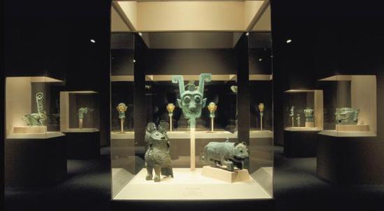 “中国考古学的黄金时代”展览现场,妇好墓、新干墓、三星堆祭祀坑的出土文物