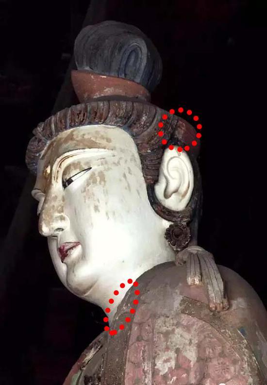 图5:文殊菩萨系带痕迹